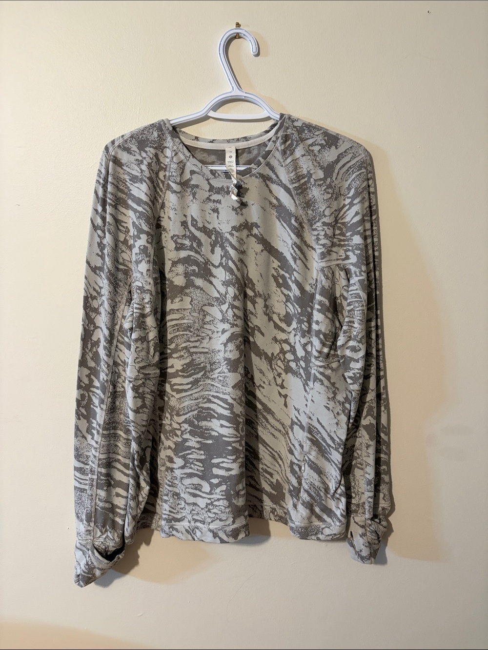lululemon athletica Women's Long Sleeve Crew in Light Gray and Charcoal Print